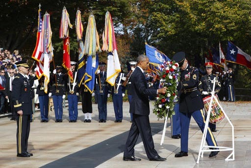 El presidente Barack Obama deposita una ofrenda floral en la Tumba al soldado desconocido, durante la ceremonia oficial de homenaje en el Día de los Veteranos, llevada a cabo en el Cementerio Nac ...