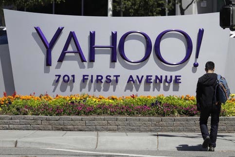 En esta foto de archivo, de Julio 19 del 2016, un hombre camina cerca del letrero corporativo de Yahoo 
en el edificio de sus oficinas centrales en Sunnyvale, Calif. Yahoo dio a conocer el 14 de d ...