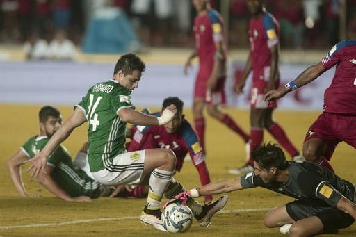El delantero de la selección mexicana, Javier Hernandez (de verde), intenta meter gol pero el portero de Panamá, Jaime Pinedo,  tapa el balón en partido del proceso de calificación rumbo a la  ...