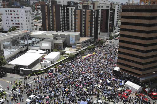 Seguidores del candidato opositor Guillermo Lasso protestan el lunes 20 de febrero del 2017, afuera del edificio sede del Consejo Electoral Nacional de Ecuador, para pedir los resultados de la ele ...