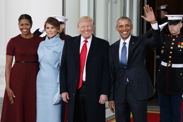 El Presidente Barack Obama y la primera dama Michelle Obamaal lado del Presidente electo Donald Trump y su esposa  Melania Trump en la Casa Blanca, la mañana del viernes 20 de enero del 2017, en  ...