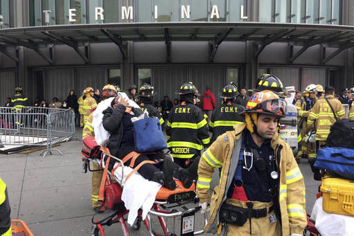 Un pasajero herido es transportado por personal de rescate, de la terminal de tren de Brooklyn, de New York, después que un tren de Long Island tuvo un accidente, el miércoles por la mañana del ...