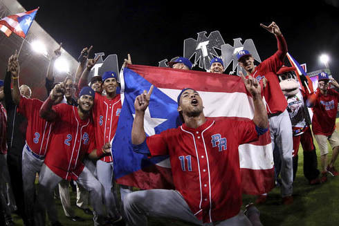 Jugadores del equipo "Criollos de Caguas", de Puerto Rico, celebran luego de ganar la final del campeonato de Beisbol Serie del Caribe 2017, en Culiacán, México, el 7 de febrero del 2017. Crioll ...