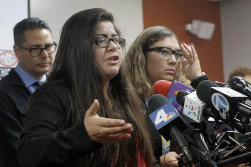 Marlene Mosqueda, izquierda, cuyo padre fue deportado temprano el viernes 10 de febrero del 2017, habla en una conferencia de prensa, acompañada por su abogada Karla Navarrete, a a derecha, en la ...