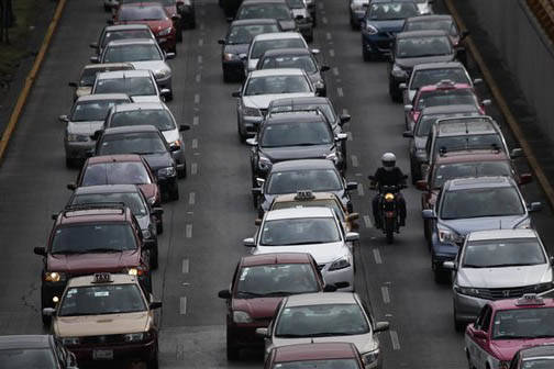 En la Ciudad de México los conductores que exceden los límites de velocidad toman el riesgo de pagar multas, tantas como un sistema de vigilancia les toma fotografia de la placa. El 6 de marzo d ...