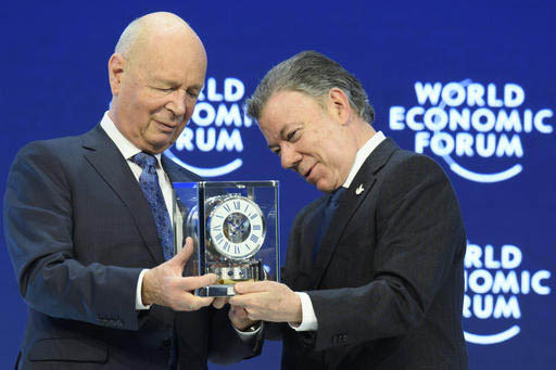 El presidente de Colombia, Juan Manuel Santos, a la derecha, recibe el premio estadista del año, de manos de Klaus Schwab, fundador y presidente del World Economic Forum, durante la cumbre en Dav ...