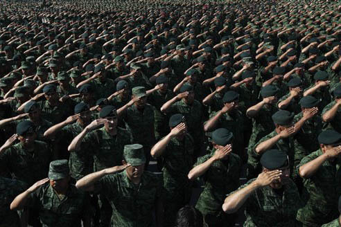 Foto de archivo, Abril 16, 2016. Soldados del ejército mexicano saludan al general Salvador Cienfuegos Zepeda, secretario de la Defensa Nacional, de México, durante un evento en la Ciudad de Mé ...
