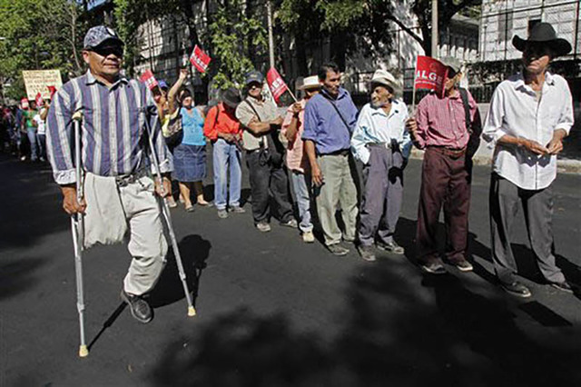 En esta foto de archivo, del 13 de enero del 2011, salvadoreños ex miembros de la guerrila del FMLN y exsoldados del ejército demandaban públicamente sus beneficios como servicio médico y pens ...
