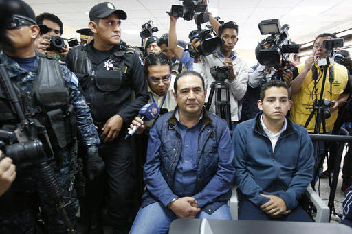 A la derecha sentado está Jose Manuel Morales Marroquin, hijo del Presidente Jimmy Morales, a su lado al centro está su tio Samuel Everardo Morales (hermano del presidente),en un juzgado en la C ...
