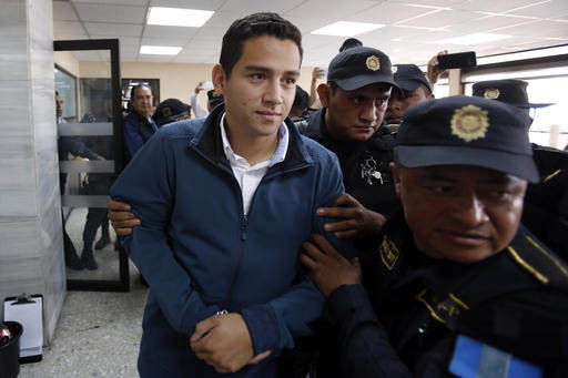 Jose Manuel Morales Marroquin, hijo del presidente de Guatemala, Jimmy Morales, es escoltado por policías a su llegada a un juzgado en la Ciudad de Guatemala el 18 de enero del 2017. Morales Marr ...