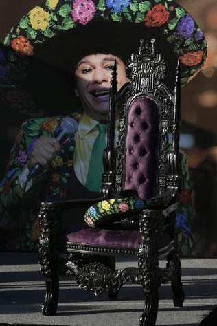 Una silla vacía con un sombrero de charro se vio en el escenario durante el tributo al cantautor Juan Gabriel (quien aparece en una imagen al fondo) y fue parte del homenaje artístico que sus hi ...