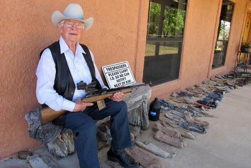 En esta foto de archivo, de marzo 15 del 2016, Jim Chilton posa en frente de su hogar, en su rancho de 50 mil acres cerca de la frontera U.S-Mexico en Arivaca, Ariz. (Archivo/AP Photo/Brian Skoloff).