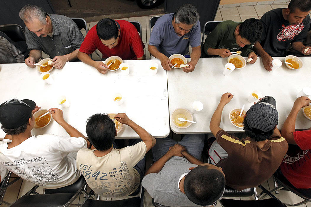 Docenas de hombres, la mayoría mexicanos, comen en una modesto albergue en Nogales, México, el 9 de agosto del 2012. Ahora Nogales y otras ciudades fronterizas con EEUU han visto incrementos en  ...