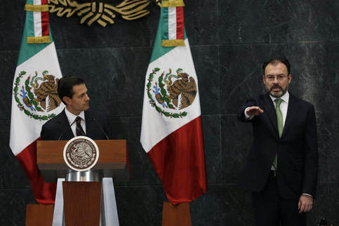El Presidente de México, Enrique Peña Nieto, a la izquierda, observa a Luis Videgaray, quien jura como nuevo Secretario de Relaciones Exteriores del país, el miércoles 4 de enero del 2017, en  ...