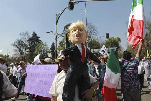 Una mujer sostiene una piñata en forma del presidente Donald Trump, durante una protesta contra la hostilidad de éste hacia México, el 12 de febrero del 2017 en la Ciudad de México. (AP Photo/ ...