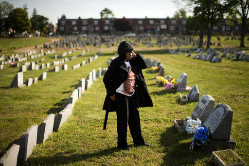 Dorothy Johnson visita la tumba de su hijo, Khaaliq Jabbar Johnson, en Philadelphia el 9 de mayo del 2016. Johnson fue balaceado siete veces por la disputa de un espacio en un estacionamiento, en  ...