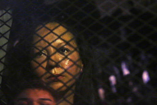 En esta foto de archivo, de Feb. 8, 2017, se ve a Guadalupe Garcia de Rayos detendida dentro de una van de la fuerza policíaca de migración, ICE. El 8 de febrero Guadalupe se presentó a una cit ...