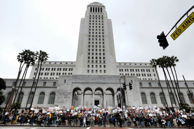 El 20 de febrero del 2017 al frente del edificio de gobierno de Los Angeles, California, se ve a manifestantes en protesta en oposición de las políticas del presidente Donald Trump. Fue una de m ...
