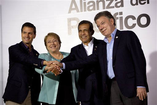 En esta foto de archivo, de julio 2 del 2015, aparecen, desde la izquierda, los presidentes de Mexico Enrique Pena Nieto; de Chile Michelle Bachelet; de Perú el ahora expresidente Ollanta Humala, ...