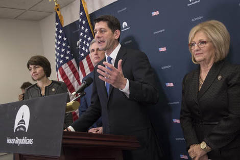 El líder de la mayoría en la Cámara de Representantes, Paul Ryan (R-Wis.), junto con otros líderes republicanos, habla de los esfuerzos para deshacer la Ley del Cuidado Accesible de la Salud,  ...