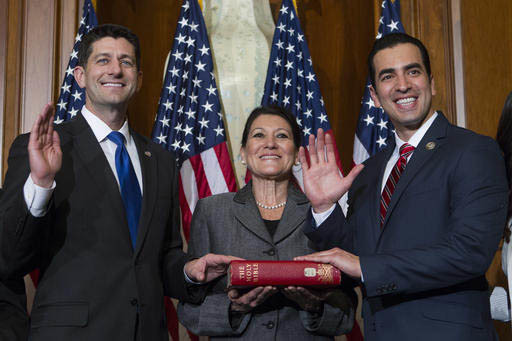Paul Ryan, izquierda, líder de la mayoría en la Cámara de Representantes, en una ceremonia de ensayo toma el juramento a Rubén Kihuen (Demócrata por Nevada) como nuevo congresista en Washingt ...