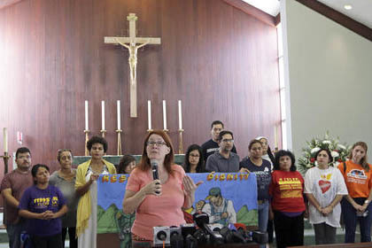 Jeannette Smith, al centro, acompañada por miembros de la comunidad, habla a la prensa sobre los temores y las acciones en el tema de migración, el 13 de febrero del 2017 en Miami. (AP Photo/Ala ...