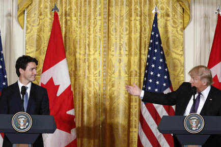 El Presidente Donald Trump (derecha) y el primer ministro de Canadá, Justin Trudeau, durante una conferencia de prensa en la Casa Blanca, luego de sostener una reunión de trabajo el 13 de febrer ...