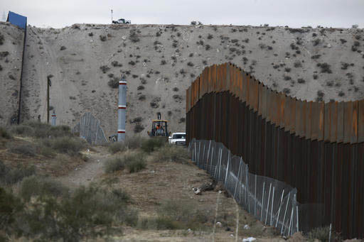 Foto de archivo, noviembre 10 del 2016, la construcción de una cerca en la frontera EEUU - México para dividir los pueblos de Anapra, México y Sunland Park en Nuevo Mexico. (AP Photo/Christian  ...