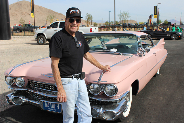 John Burlett, asiste con su auto rosado de los años 50as. | Foto El Tiempo/Cristian De la Rosa