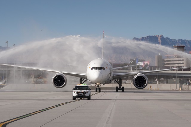 Vuelo 7969 de Hainan Airlines, un Boeing 787 procedente de Beijing, China es saludado con chorros de agua a su llegada al aeropuerto McCarran de Las Vegas, el viernes 2 de dicembre del 2016. Foto  ...