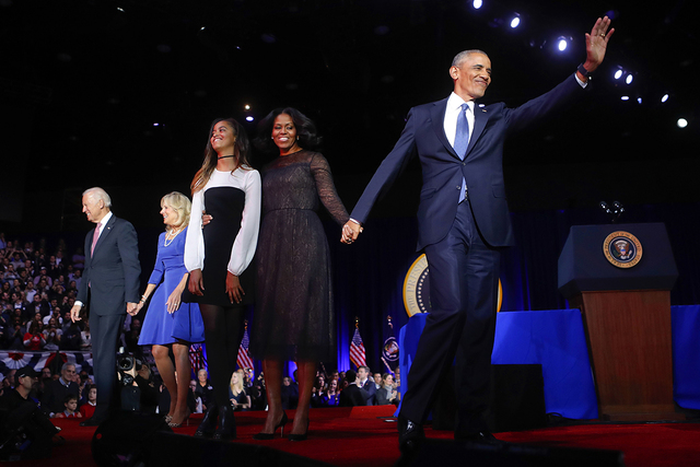 El presidente Barack Obama saluda desde el escenario con la primera dama Michelle Obama, su hija Malia, el vicepresidente Joe Biden y su esposa Jill Biden después de su discurso de despedida en e ...