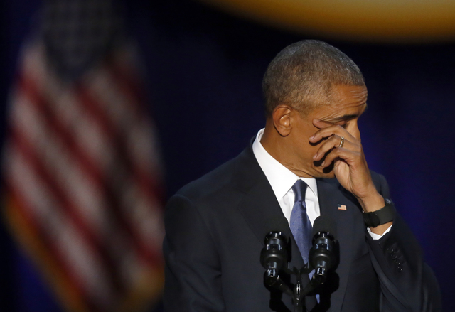 El presidente Barack Obama limpia sus lágrimas mientras habla en McCormick Place en Chicago, el martes10 de enero de 2017, dando su discurso de despedida presidencial. | Foto AP / Charles Rex Arb ...