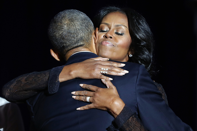 La primera dama Michelle Obama abraza al presidente Barack Obama después de su discurso de despedida en el McCormick Place en Chicago, el martes 10 de enero de 2017. | AP Photo / Pablo Martínez  ...