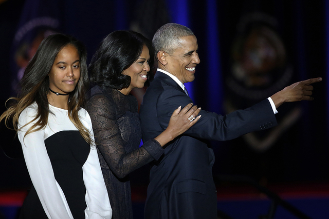 El presidente Barack Obama saluda desde el escenario con la primera dama Michelle Obama, su hija Malia, después de su discurso de despedida en el McCormick Place en Chicago, el martes 10 de enero ...