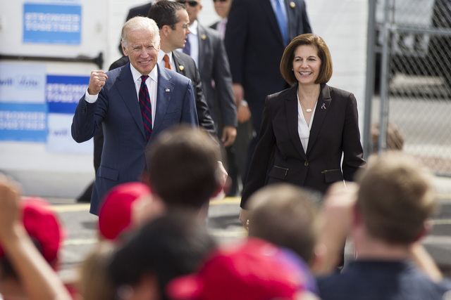 El vice presidente Joe Biden, izq., y la candidata demócrata al senado federal por Nevada, Catherine Cortez Masto, en camino al escenario durante un evento de campaña en la Unión Culinaria Loca ...
