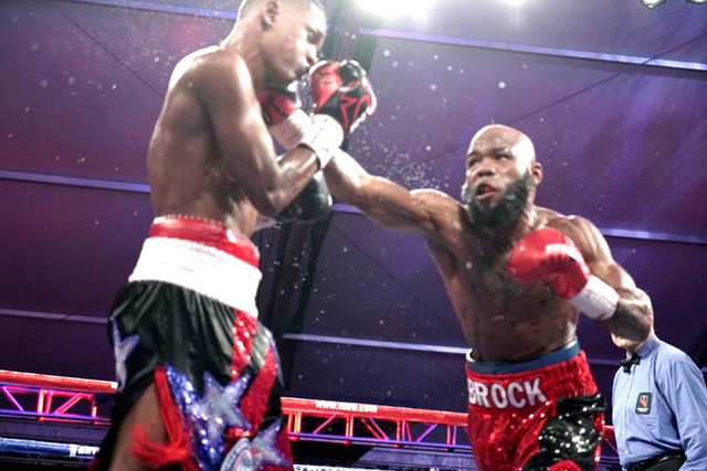 En una pelea bastante pareja, Demond Brock derrotó a Reynaldo Blanco por decisión dividida de los jueces. Viernes 18 de noviembre en la explanada del hotel y casino ‘the D’. Foto: Manny “M ...
