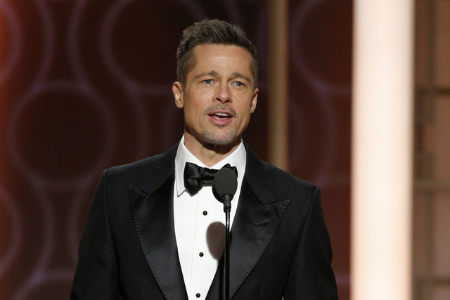 Esta imagen presentada por NBC muestra al presentador Brad Pitt en el 74º Anual de Globos de Oro en el Beverly Hilton Hotel en Beverly Hills, California, el domingo 8 de enero de 2017. | Paul Dri ...