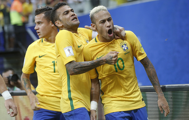 Neymar de Brasil es abrazado por su compañero de equipo Dani Alves después de anotar el segundo gol de su equipo ante Colombia en un partido de fútbol de clasi cación rumbo a la Copa del Mundo ...
