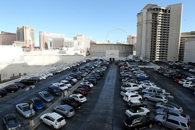 Hotel-Casino Caesars Palace en Las Vega,s el miércoles 30 de noviembre de 2016. Caesars Entertainment Corp. anunció recientemente que comenzará a implementar una tarifa de estacionamiento a  ne ...