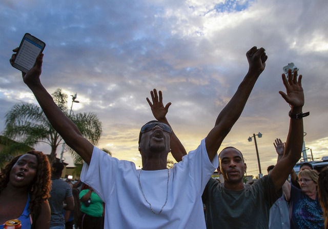 Gente grita en protesta a la policía de El Cajon, San Diego, donde un hombre negro fue baleado por la policía el 27 de septiembre del 2016. (Foto Hayne Palmour IV/The San Diego Union-Tribune via ...