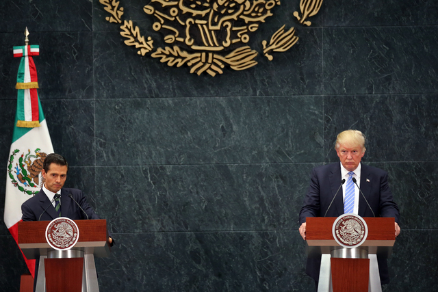 El presidente de México, Enrique Peña Nieto (izquierda) y el entonces candiato republicano a la presidencia, Donald Trump, aparecen en esta foto de agosto 31 del 2016 en la Ciudad de México esc ...