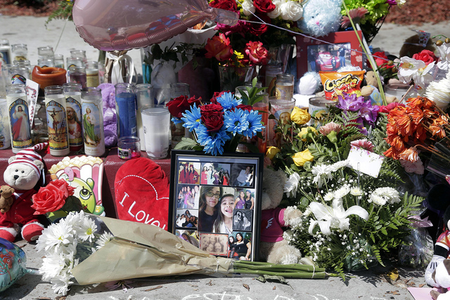 Flores, veladoras y fotos son expuestos en el lugar donde fallecieron el fin de semana, Carina Mancera de 26 años y su hija de 4 años de edad, Jennabel Anaya, el lunes 8 de agosto de 2016 en Lon ...