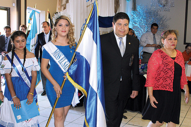 Crimilda Aguilar, miss El Salvador en Las Vegas, portó la bandera de su país junto al cónsul Tirso Sermeño, en la celebración del 195 aniversario de la Independencia de Centroamérica, el dom ...