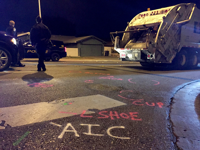 Marcas en el suelo hechas por la Policia muestran indicios del accidente donde una niña perdió la vida atropellada por un camión de la basura de Republic Services, el 8 de febrero del 2017 en l ...