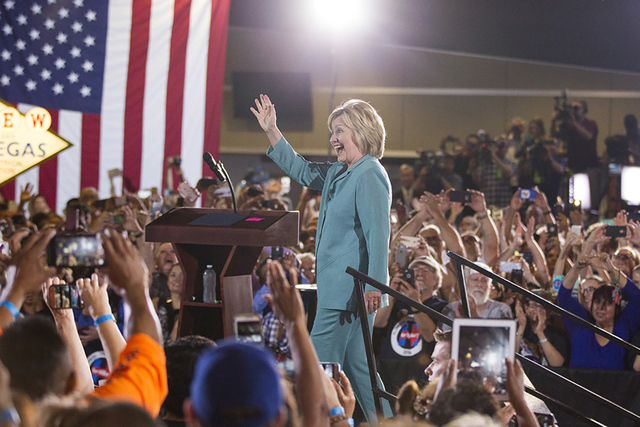 La candidata presidencial demócrata Hillary Clinton toma el escenario en un acto de campaña en la sede de International Brotherhood of Electrical Workers, el jueves 4 de agost de 2016 en Las Veg ...