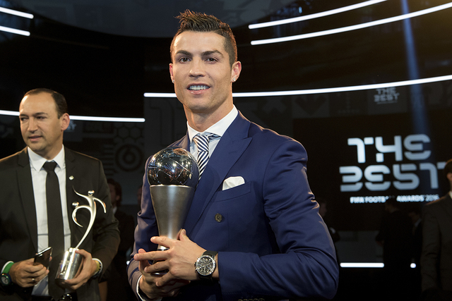 Cristiano Ronaldo, de Portugal, se propone con el trofeo tras ganar el premio al Mejor Jugador Masculino de la FIFA durante la ceremonia de la Mejor Ceremonia de Fútbol FIFA 2016 celebrada en el  ...