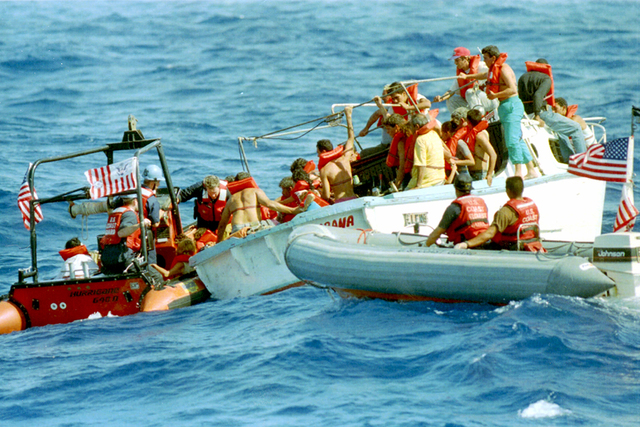 En esta foto de archivo del 27 de agosto de 1994, la tripulación de la Guardia Costera de Estados Unidos, se ve obstaculizada por el mar agitado en el Estrecho de la Florida mientras intentan res ...