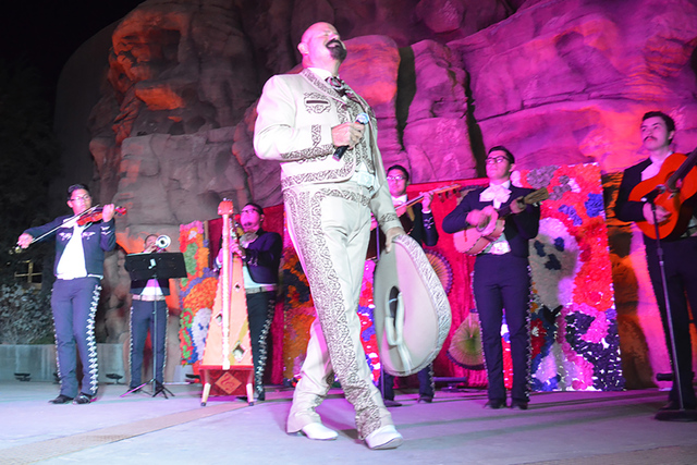El Mariachi haciendo su fantástica presentación en el escenario principal del Spring Preserve. Foto El Tiempo