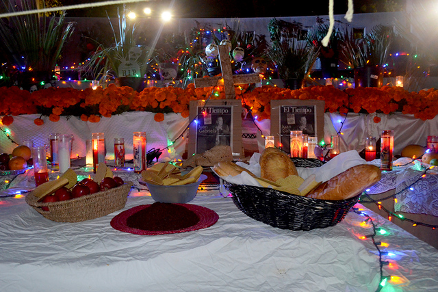 Pan, fruta, veladoras, la tradicional ofrenda a los fieles difuntos. Foto El Tiempo