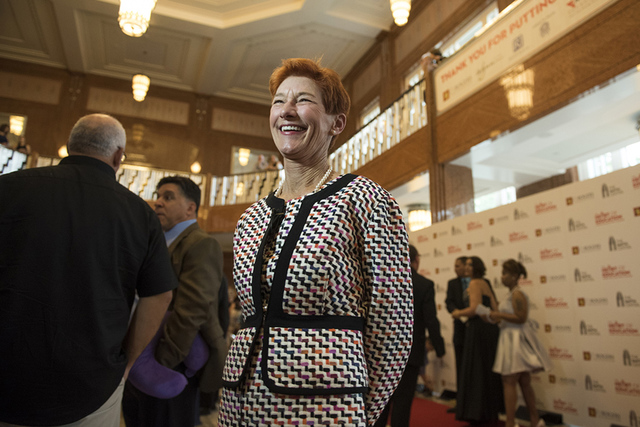 Beverly Rogers, cofundadora de la Fundación Rogers durante las llegadas a la alfombra roja para los Premios Heart of Education en el Smith Center el sábado 7 de mayo de 2016. Más de 800 maestro ...